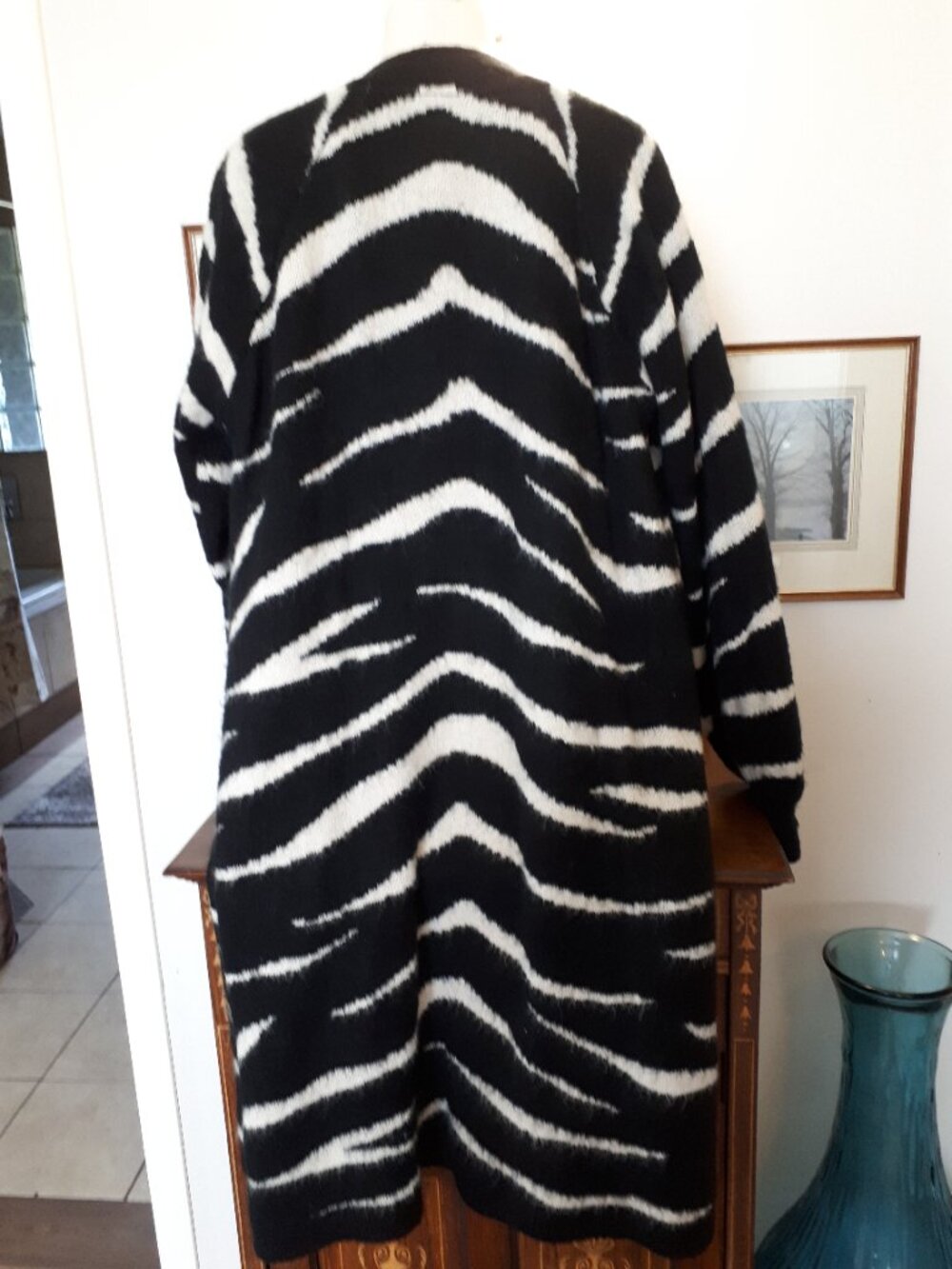 Sweater Coat with matching scarf - Size XL - Black & White Animal Print - Picture 3 of 10